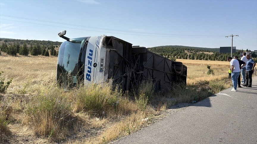 Eskişehir'de Yolcu Otobüsü Şarampole Devrildi: 20 Yaralı