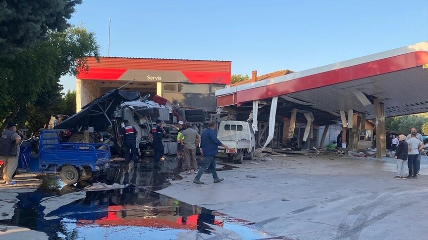 Bursa'da Tır, Akaryakıt İstasyonu Marketine Çarptı: 1 Ölü, 2 Yaralı