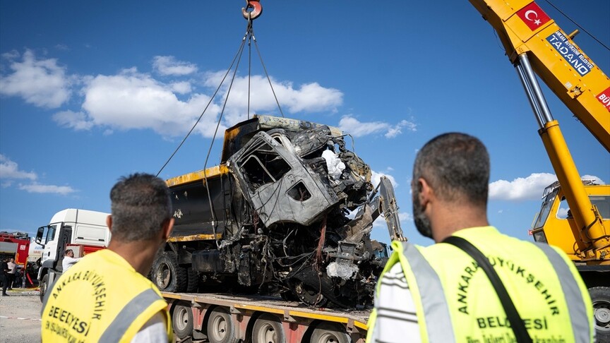Ankara'da Freni Patlayan Hafriyat Kamyonu Trafik Kazasına Neden Oldu