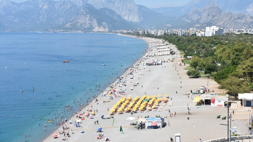Antalya'da 38 Derece Sıcaklık, Sahillerde Yoğunluk Oluşturdu