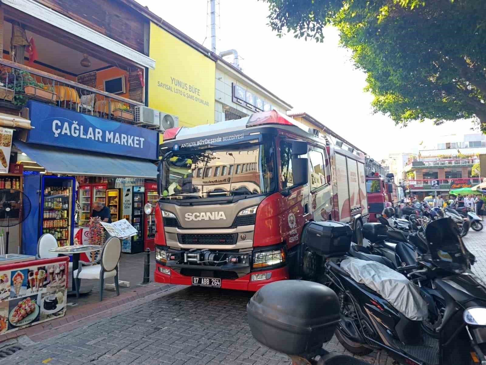 Alanya'da Restoran Bacasında Duman Oluştu