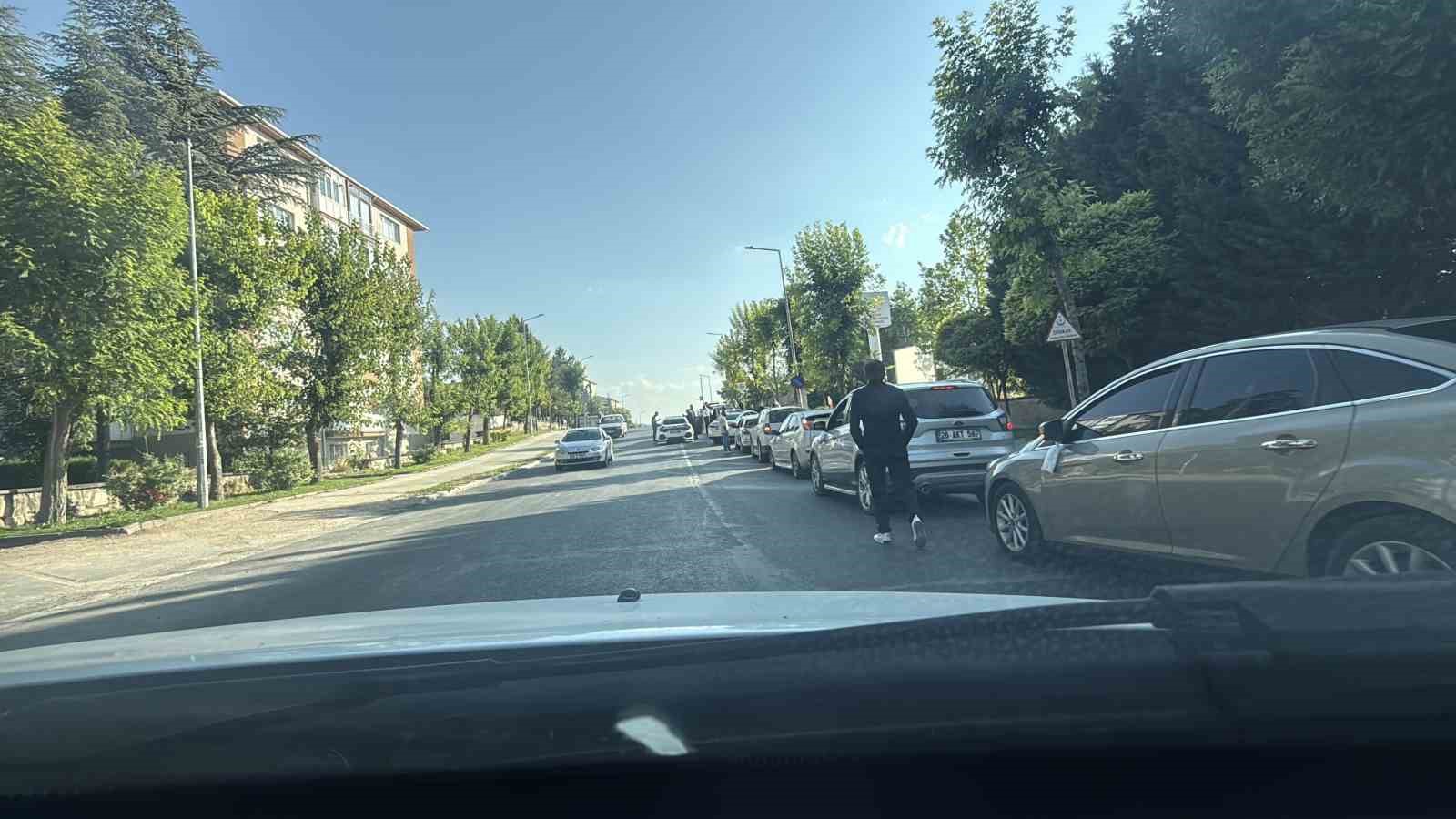 Düğün Konvoyu Ambulans Giriş Kapısını Kapatınca Vatandaşlar Tedirgin Oldu