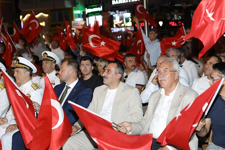 MARMARİS'TE 15 TEMMUZ RUHU AHMET ŞAFAK KONSERİYLE TAÇLANDI