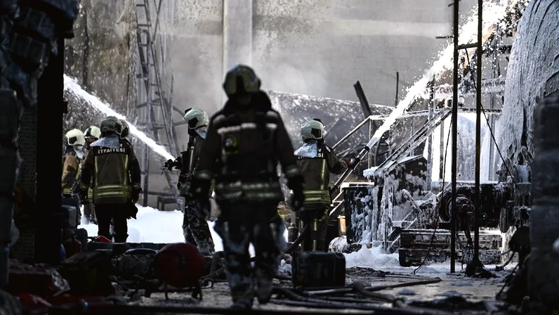 Ankara'da Atık Yağ Fabrikasında Yangın Kontrol Altına Alındı