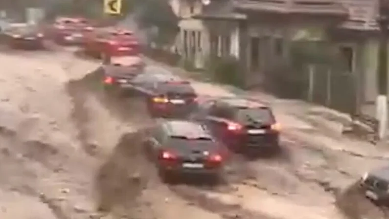 Romanya'nın Busteni Kasabasında Şiddetli Yağışlar Sele Neden Oldu