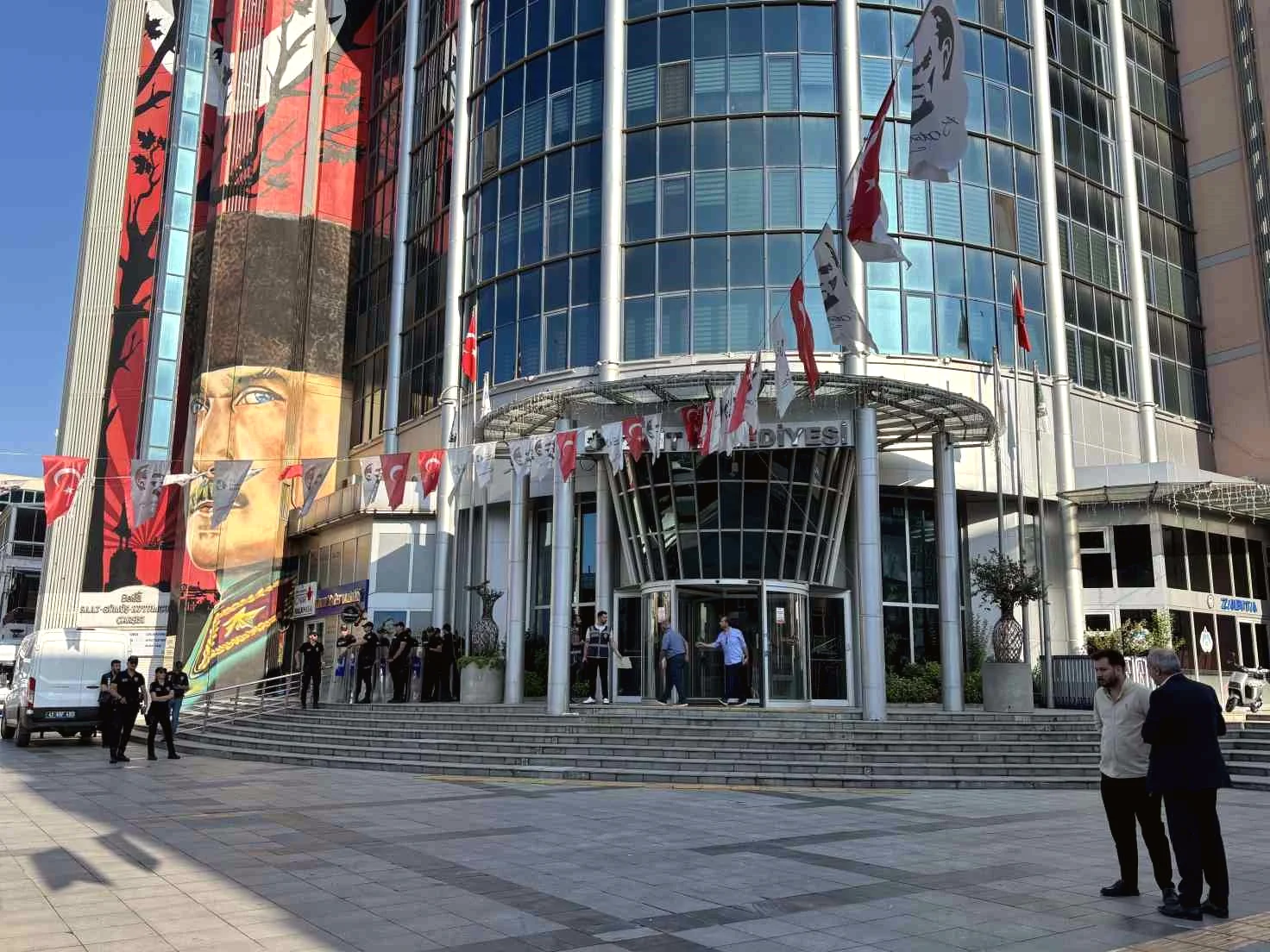İzmit Belediyesi'ne Operasyon: Başkan Hürriyet ve Eşi Gözaltına Alındı