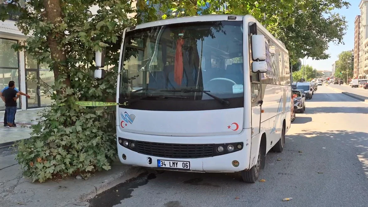 Sultangazi'de Park Halinde Bulunan Servis Minibüsünde Ölü Bulundu