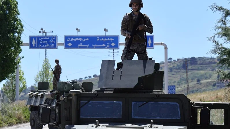 Lübnan Ordusu, İsrail'in Çekildiği Batı Zavtar'da Askeri Birliklerini Konuşturdu