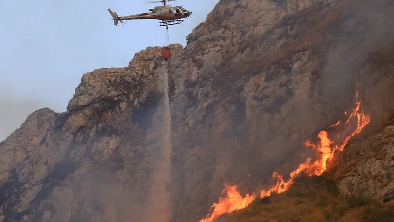Sicilya Adası'nda Orman Yangınlarıyla Mücadele Devam Ediyor