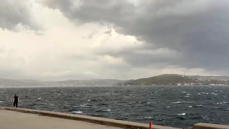 İstanbul'da Kuvvetli Fırtına Hayatı Olumsuz Etkiliyor