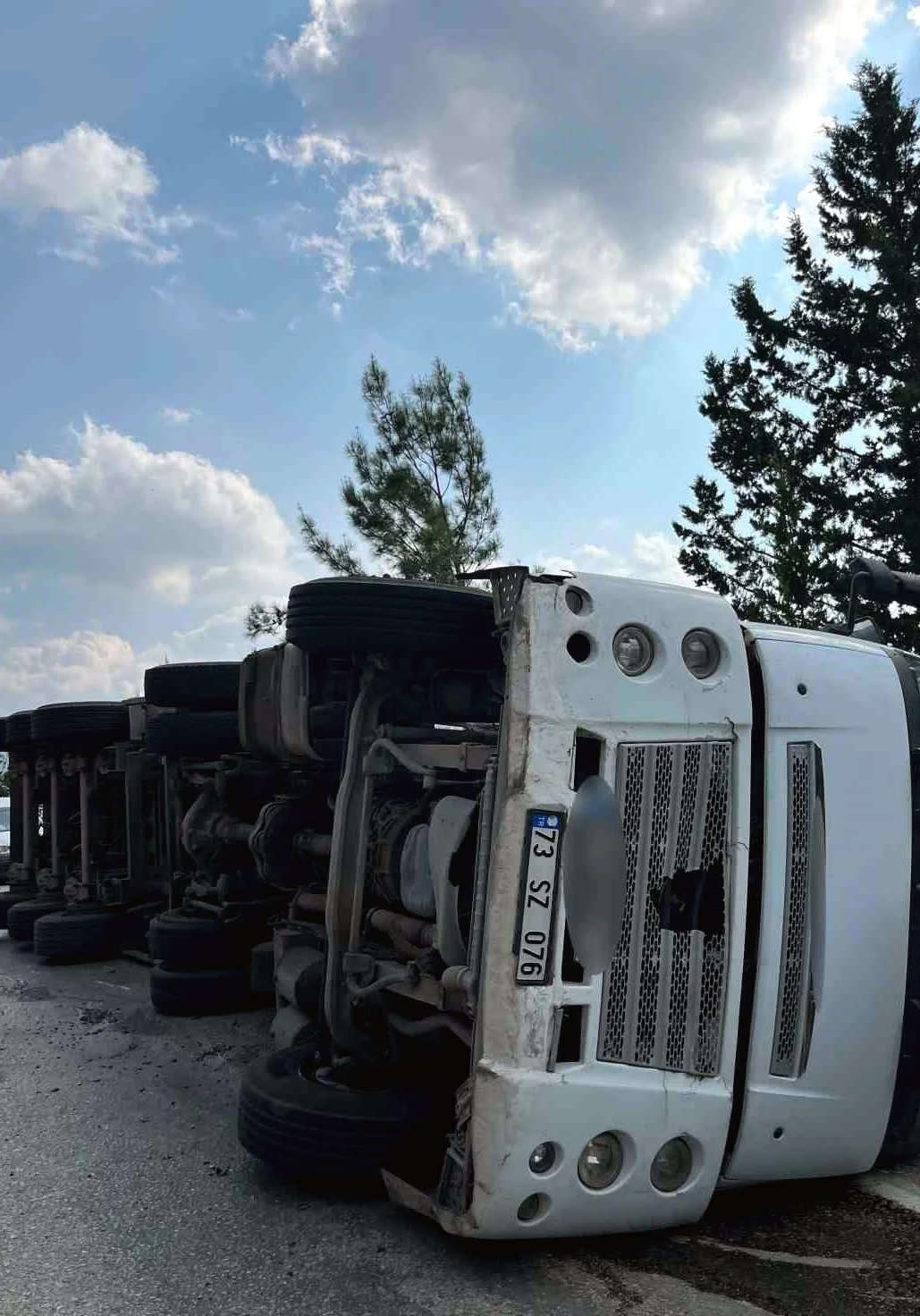 Osmaniye'de Un Yüklü Tır Devrildi, Bir Kişi Yaralandı
