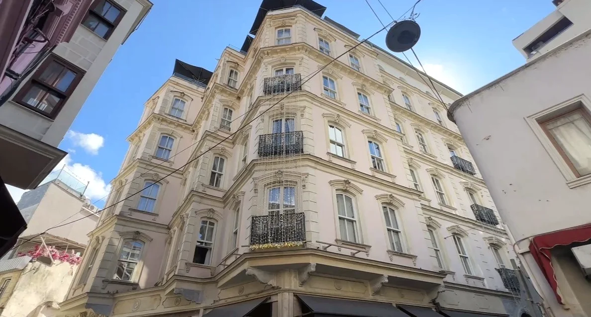 Beyoğlu'nda Otelin Terasından Düşen Aşçı Hayatını Kaybetti - TUHA