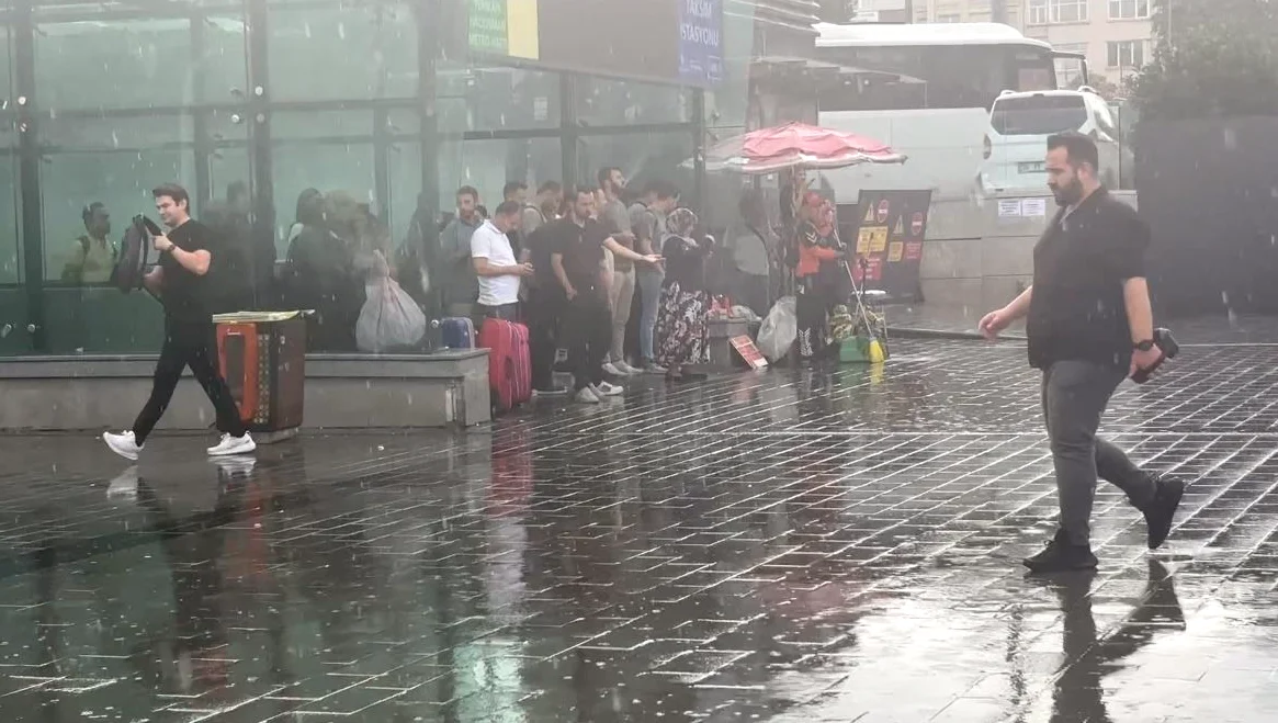 İstanbul'da Sabah Yağmuru, Sıcaklıkları Düşürdü
