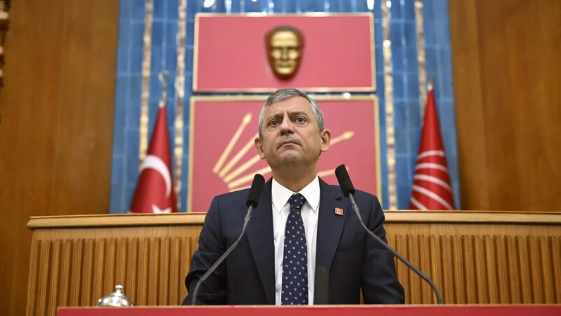 Özgür Özel, Yeni Partinin Kuruluş Evraklarını İmzalayarak CHP'den İstifa Etti