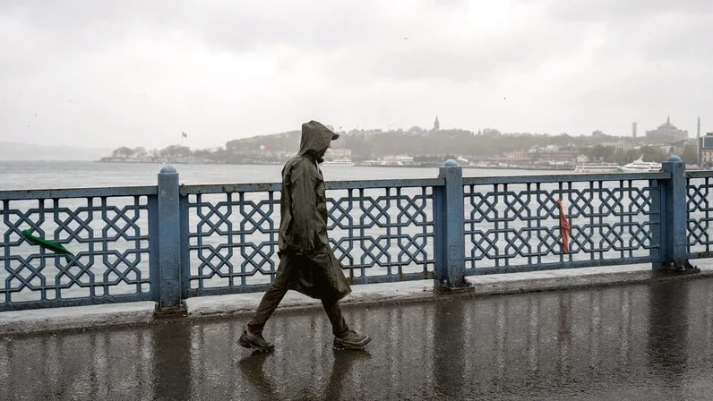 İstanbul ve Çevresinde Gök Gürültülü Sağanak Yağış Uyarısı