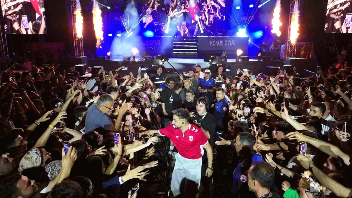 Sefo, Bafra'da Unutulmaz Bir Konser Verdi