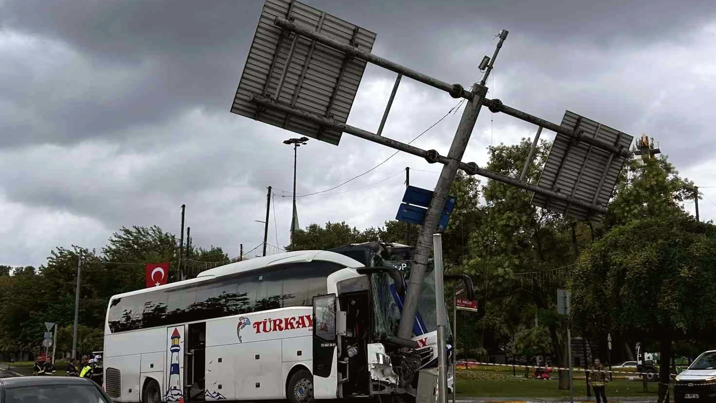 Eyüpsultan’da Yolcu Otobüsü Kaza Yaptı: 30 Yaralı