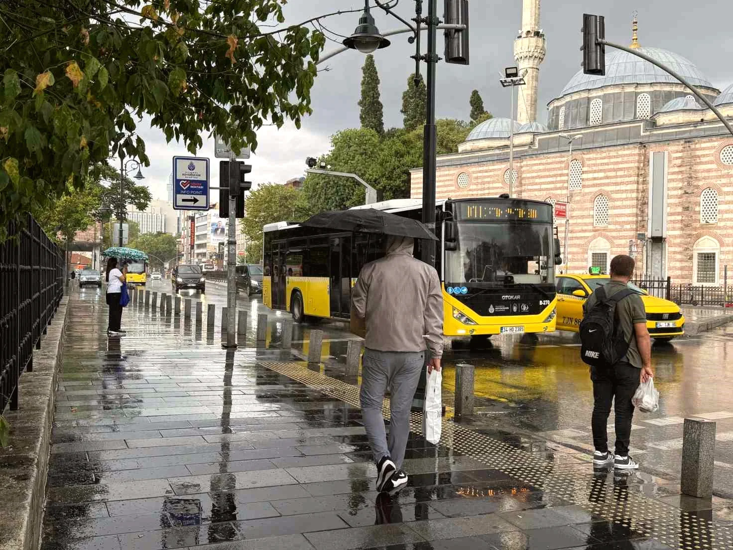 Beşiktaş'ta Sağanak Yağış Etkili Olmaya Başladı