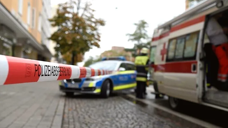 Berlin'de LGBT Yürüyüşü Yakınında Araç Kalabalığa Daldı