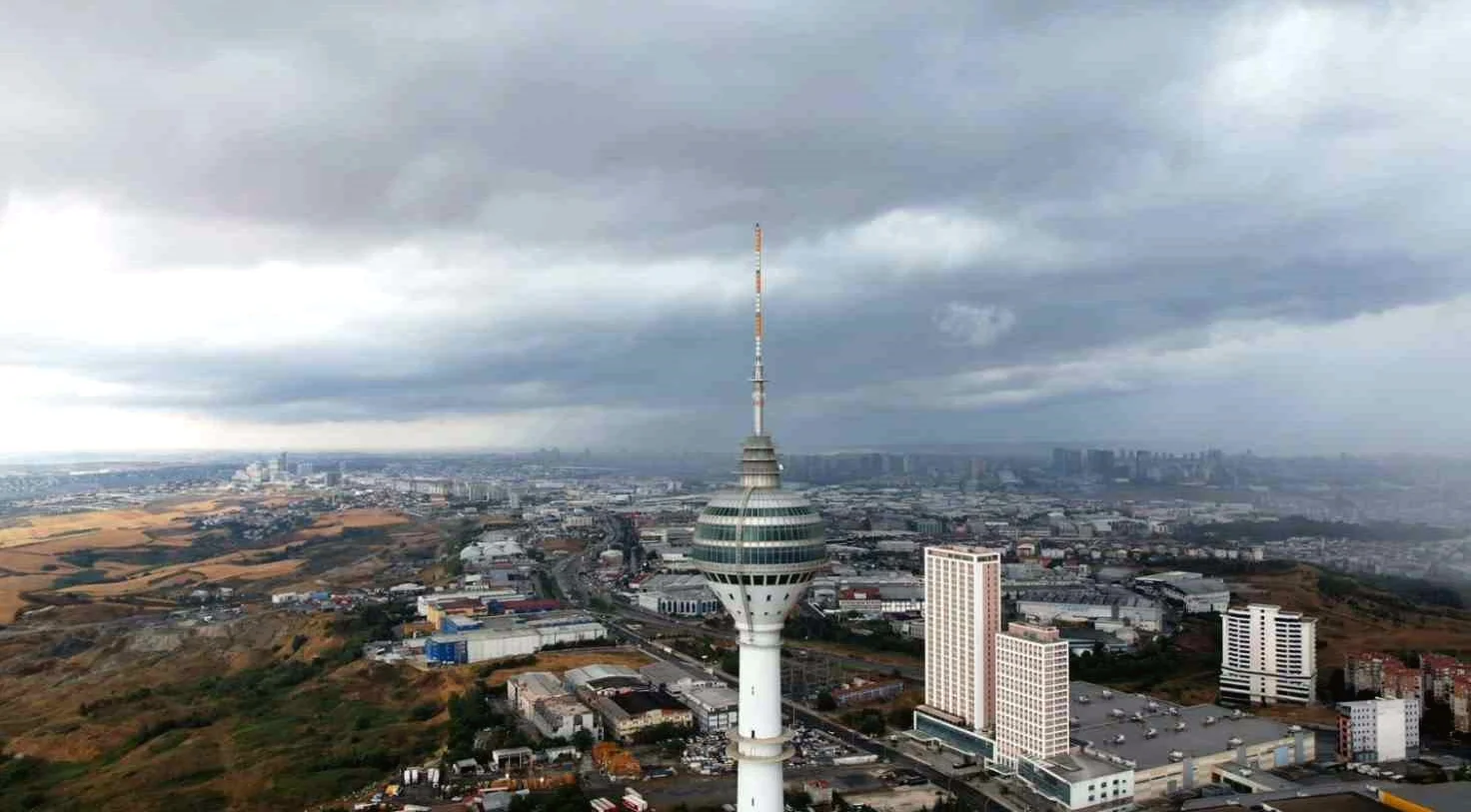 İstanbul'da Sağanak Yağış Öncesi Siyah Bulutlar Görüntülendi