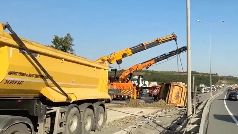 Eyüpsultan'da Hafriyat Kamyonu Kazası: İki Yaralı
