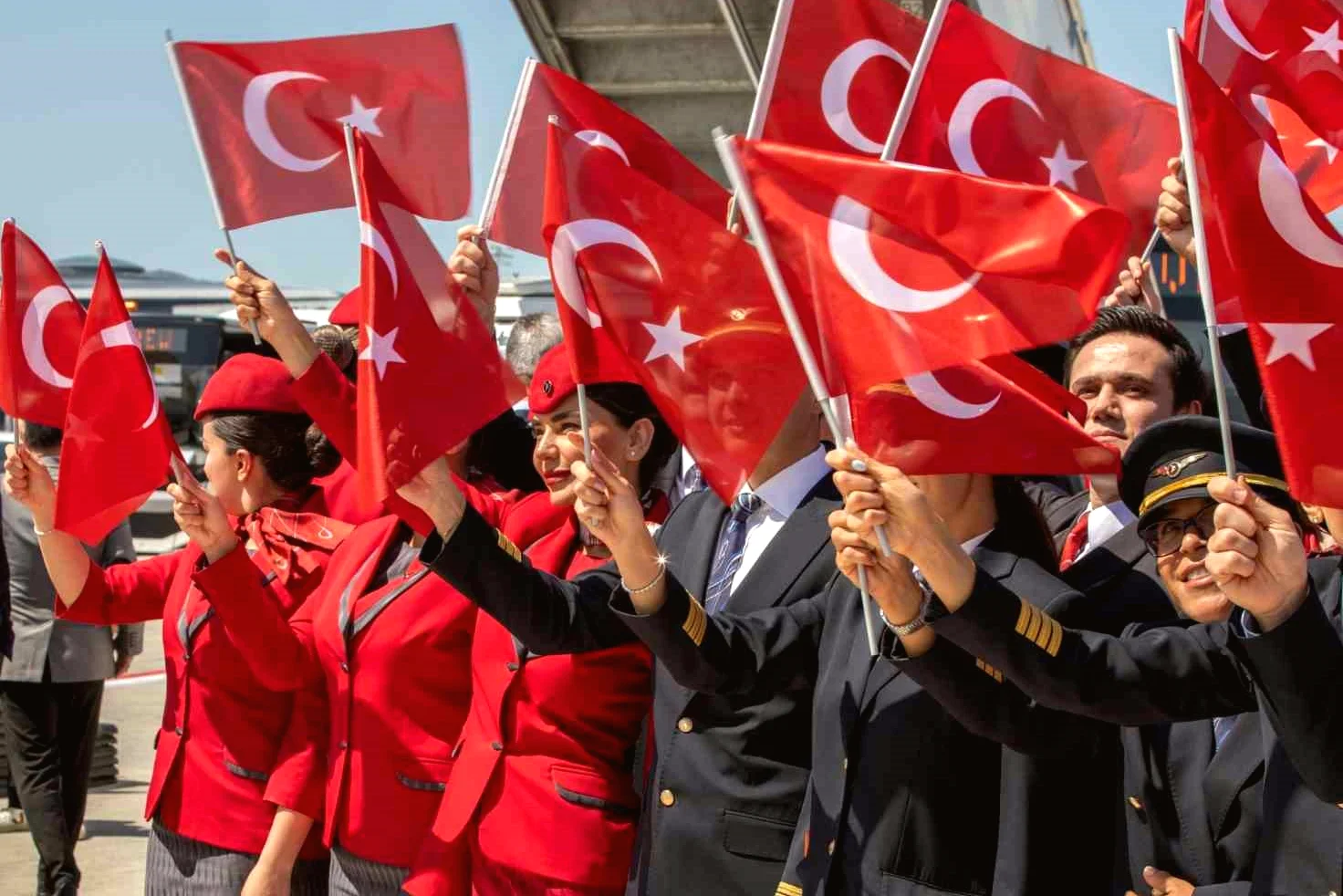 A Milli Kadın Voleybol Takımı, İstanbul'a Coşkulu Bir Dönüş Yaptı