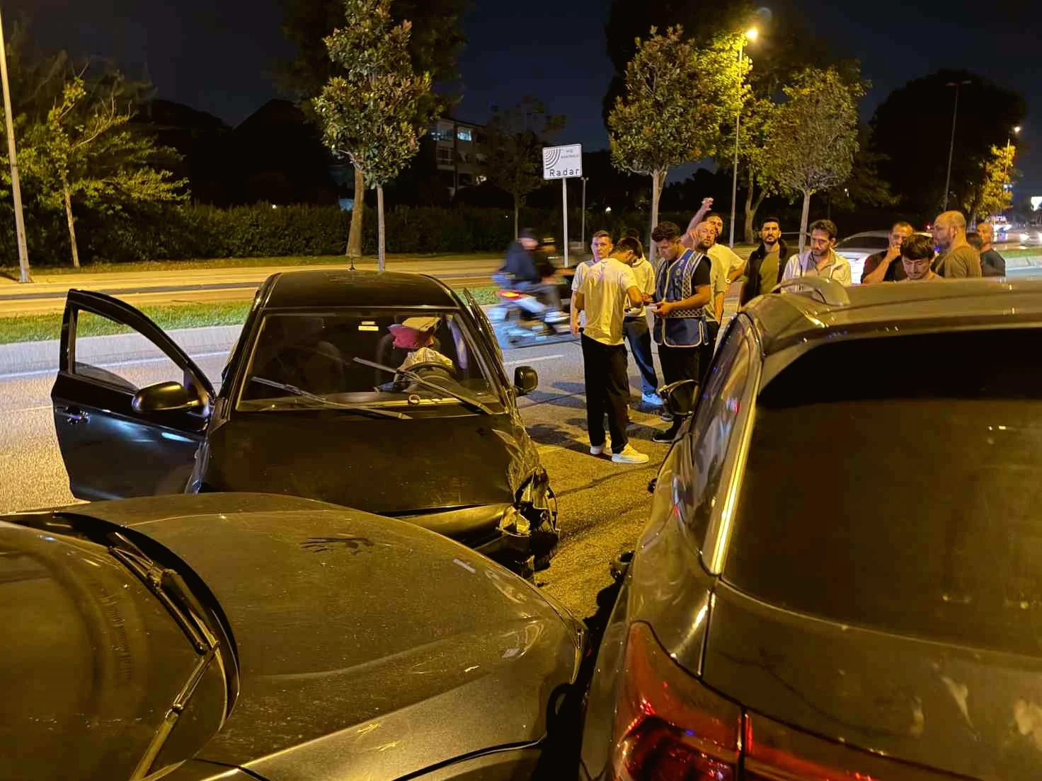 Maltepe'de Ters Yöne Giren Araç, Park Halindeki İki Araca Çarptı: 1 Yaralı