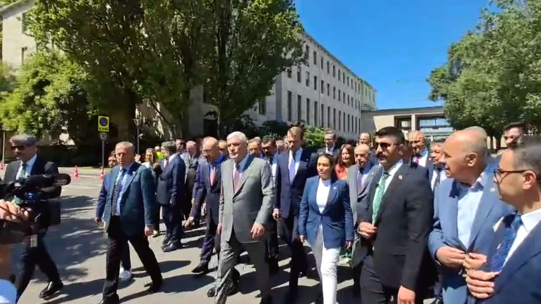 İYİ Parti Genel Başkanı Dervişoğlu, Gazilere Destek İçin Güvenpark'a Yürüdü