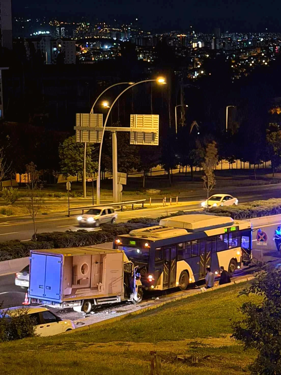Ankara'da Kamyonet EGO Otobüsüne Çarptı