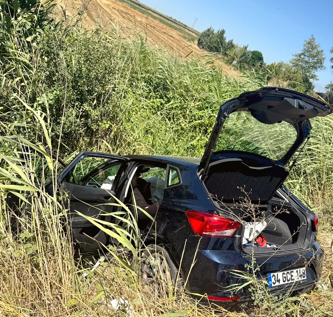 Karacabey'de Otomobil Sulama Kanalına Devrildi: Altı Kişi Yaralandı