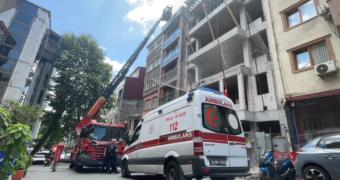 Beyoğlu'nda Çatıda Bulunan Çıplak Turist Paniğe Neden Oldu