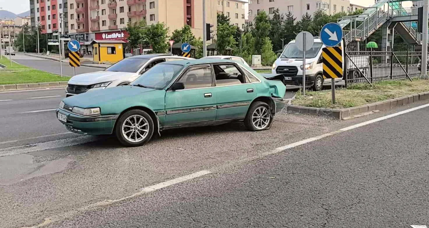 Erzurum'da Üç Araçla Gerçekleşen Zincirleme Kaza: Üç Yaralı