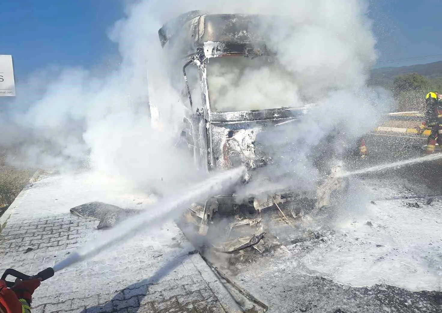 E-87 Karayolunda Yangın Paniği: Çekici Alev Alev Yandı