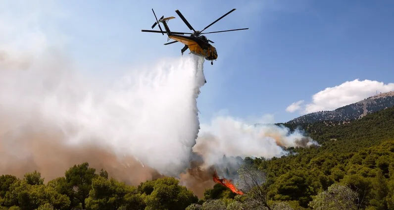 Yunanistan'da Orman Yangınıyla Mücadelede Helikopter Çarpışması