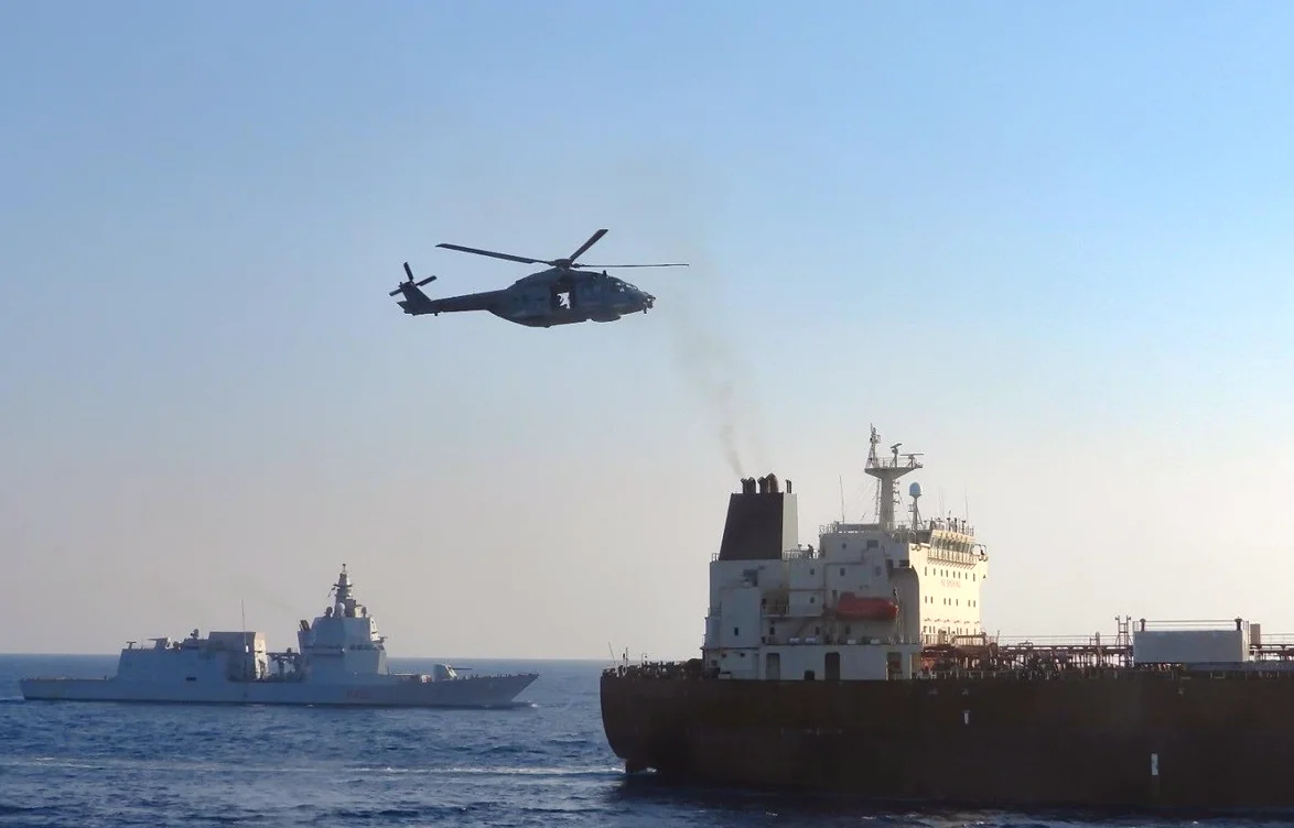 İtalyan Askerlerinden Rus Petrol Tankerine Havadan Operasyon