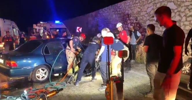 Bursa'da Feci Trafik Kazası: İki Otomobil Çarpıştı, 5 Yaralı, 2 Can Kaybı