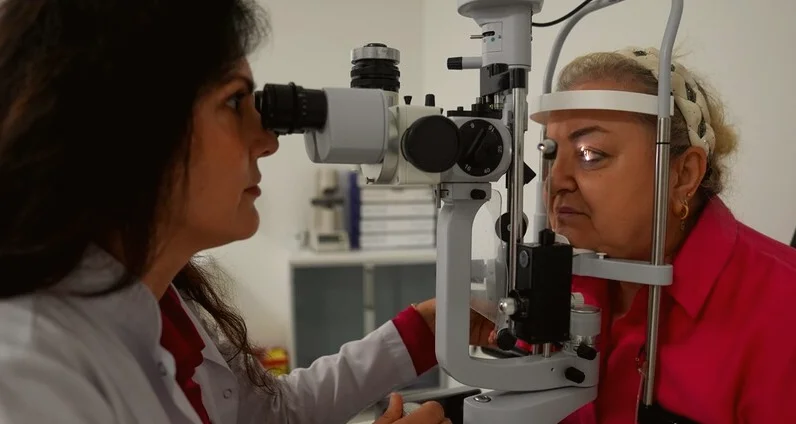 Yüzme Sırasında Kontakt Lens Kullanmanın Tehlikeleri