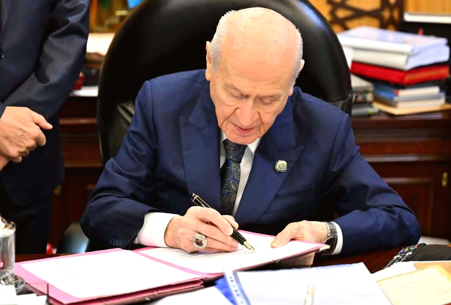MHP Lideri Bahçeli'den Tarihi İmza: Kardeşliğimiz Yeniden Tescillendi
