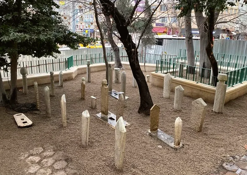 İstanbul'un Kültürel Mirası Yeniden Hayat Buluyor: Fatih'teki Tarihi Hazireler Restore Ediliyor