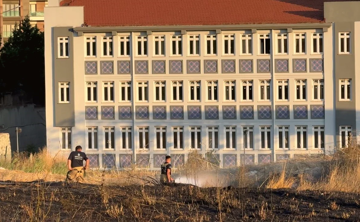 Beylikdüzü'nde Otluk Alanda Çıkan Yangın, Yerleşim Alanlarını Tehdit Etti