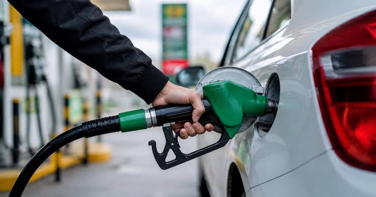 Benzin Fiyatlarında Gece Yarısı 4,35 TL İndirim Bekleniyor, Pompa Fiyatları Sabit Kalacak