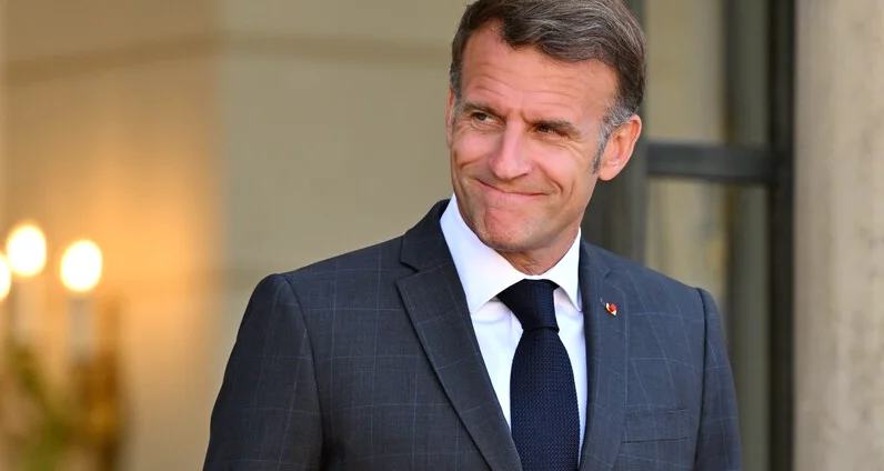Fransa Yanarken Macron'un Tatil Fotoğrafı Tartışma Yarattı
